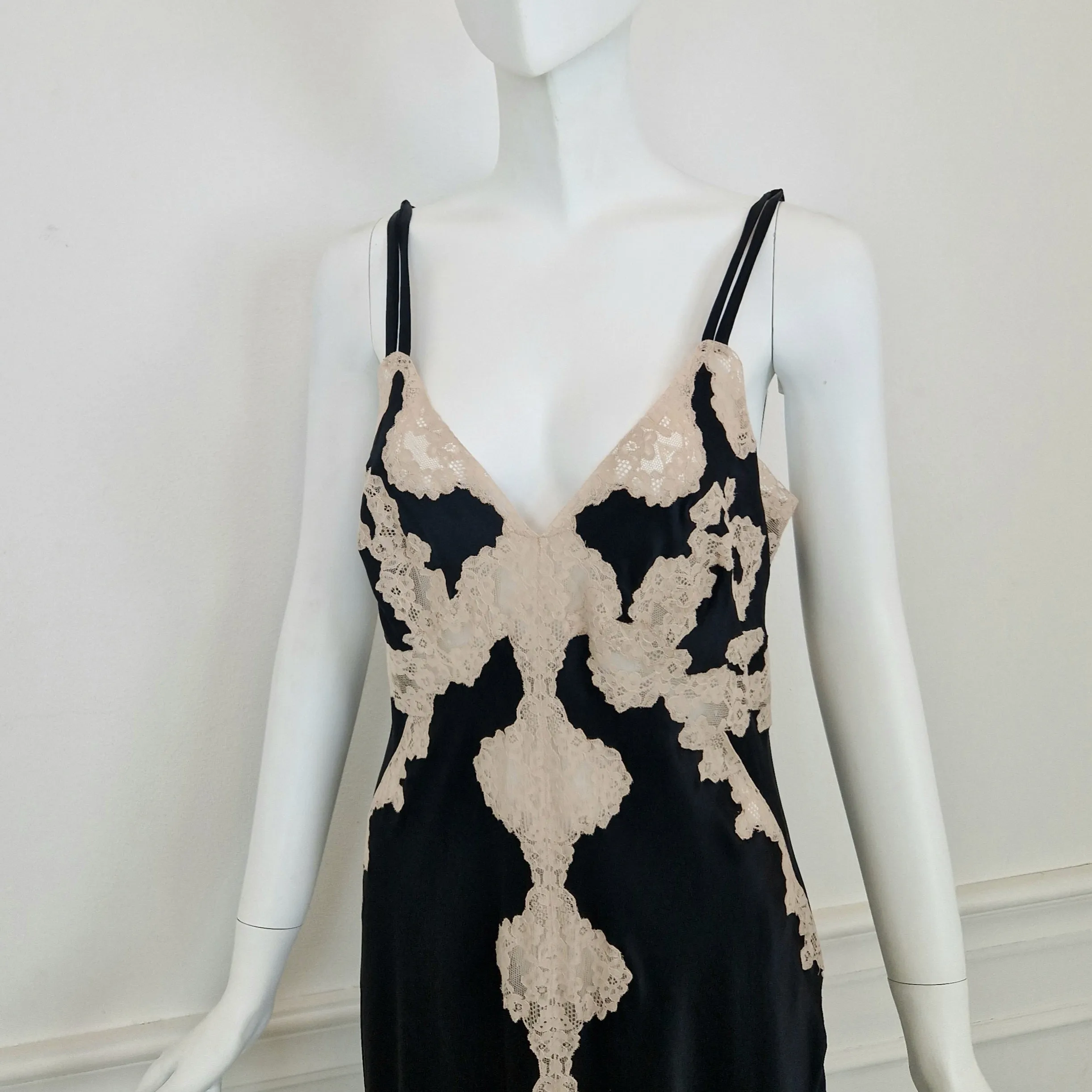 Slip dress in seta nera e pizzo